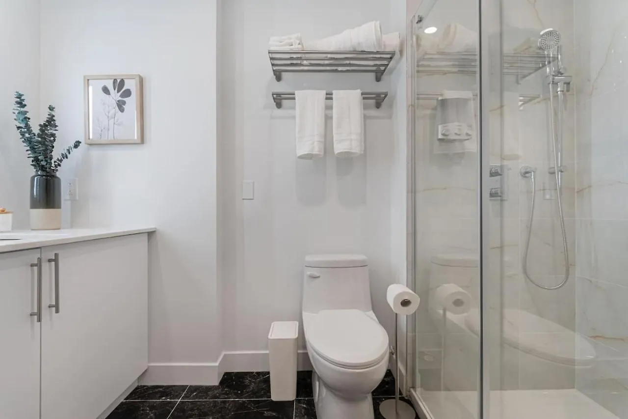 Downtown King Suite With Balcony Montreal